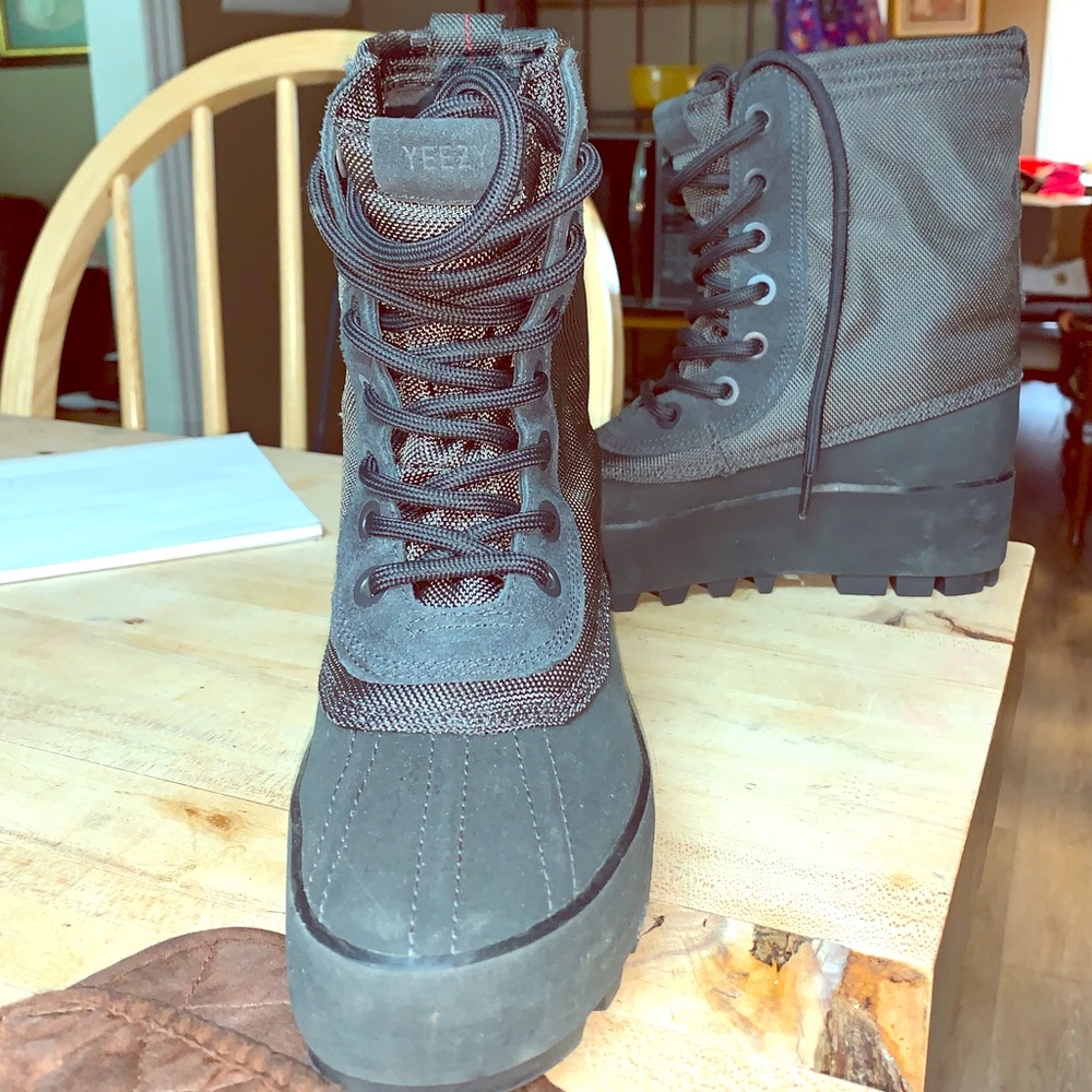 Yeezy 950 Women’s size 8